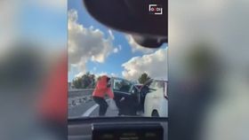 VIDEO O șoferiță a fost atacată în mijlocul traficului. Imaginile cu tânăra au circulat pe rețelele de socializare